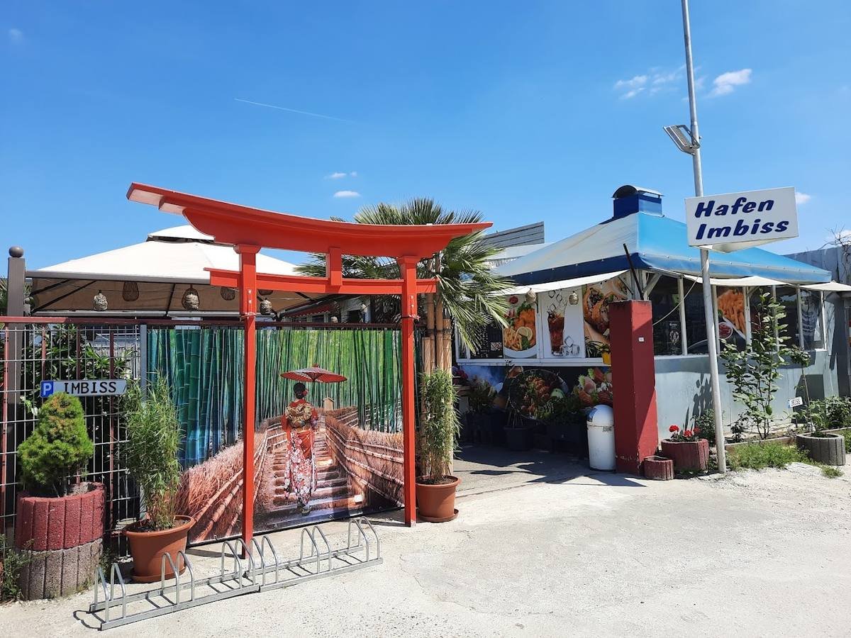 Eingang des Hafenimbiss Karlsruhe mit rotem Torii-Tor
